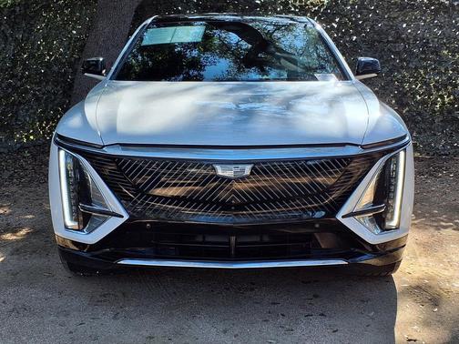 Crystal White Tricoat 2024 Cadillac LYRIQ Luxury