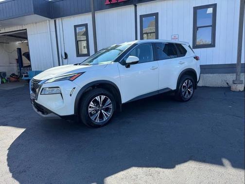 Pearl White Tricoat 2022 Nissan Rogue SV