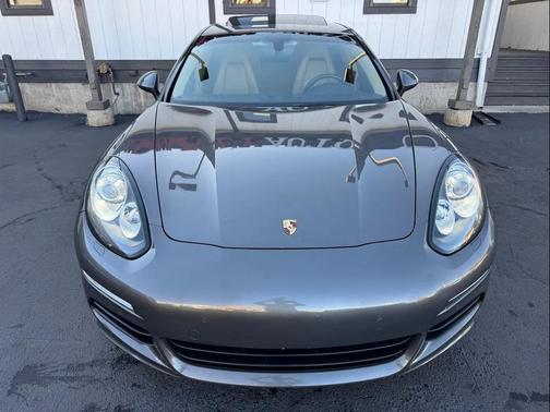 2016 Porsche Panamera 4