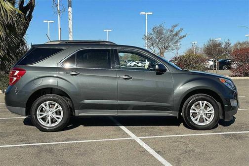 Photo 3 of 38 of 2017 Chevrolet Equinox LT