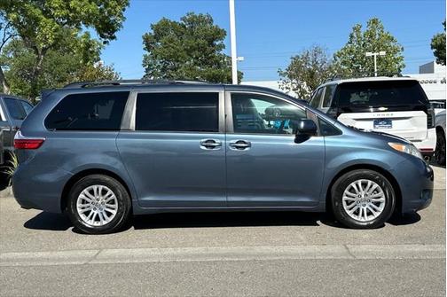 2017 Toyota Sienna XLE