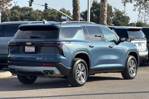 2025 Chevrolet Traverse LT