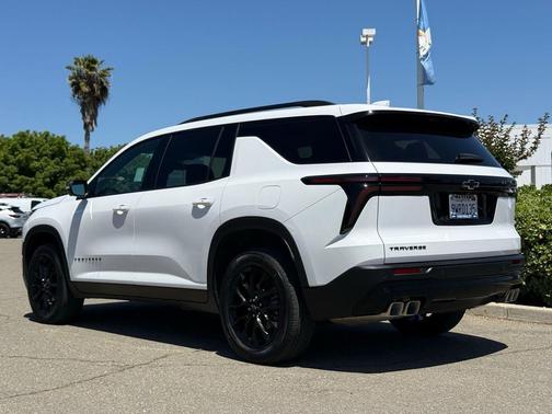 Summit White 2026 Chevrolet Traverse LT