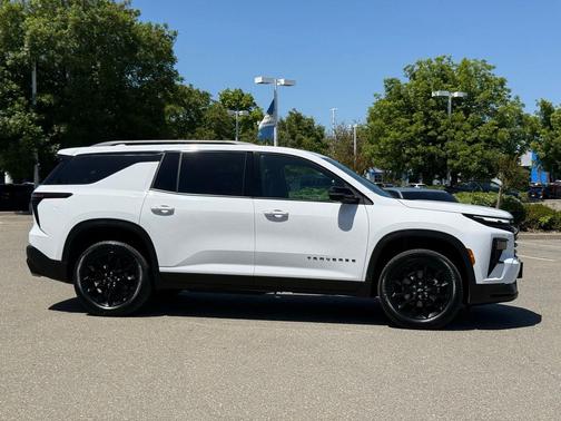 Summit White 2026 Chevrolet Traverse LT