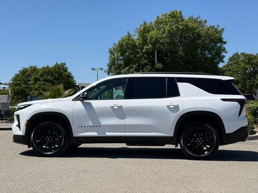 Summit White 2026 Chevrolet Traverse LT