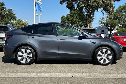 2022 Tesla Model Y Long Range Dual Motor All-Wheel Drive