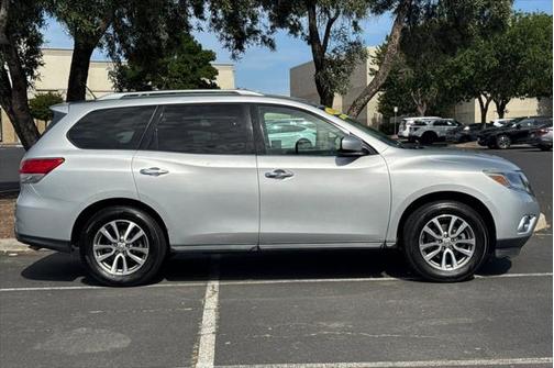 2016 Nissan Pathfinder SV