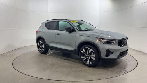 2024 Volvo XC40 B5 Ultimate Dark Theme