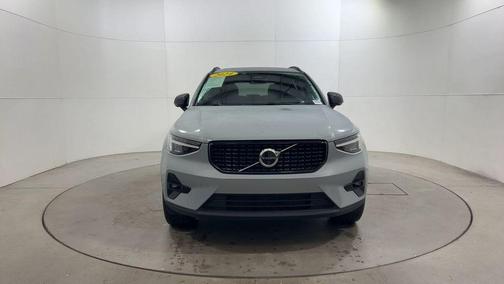 2024 Volvo XC40 B5 Ultimate Dark Theme