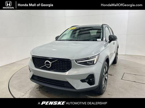 2024 Volvo XC40 B5 Ultimate Dark Theme