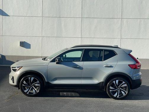2024 Volvo XC40 B5 Ultimate Dark Theme