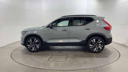 2024 Volvo XC40 B5 Ultimate Dark Theme
