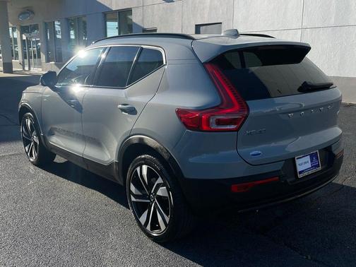 2024 Volvo XC40 B5 Ultimate Dark Theme