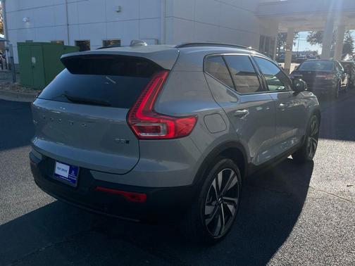 2024 Volvo XC40 B5 Ultimate Dark Theme