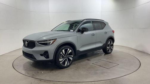 2024 Volvo XC40 B5 Ultimate Dark Theme