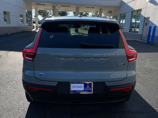 2024 Volvo XC40 B5 Ultimate Dark Theme