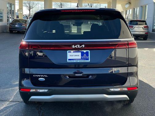 2023 Kia Carnival LX