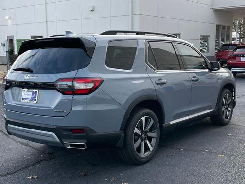2025 Honda Pilot Touring 8-Passenger
