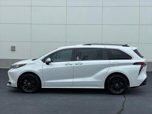 2022 Toyota Sienna XLE 8 Passenger