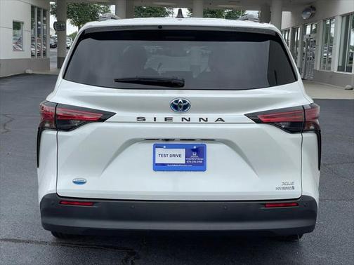 2022 Toyota Sienna XLE 8 Passenger