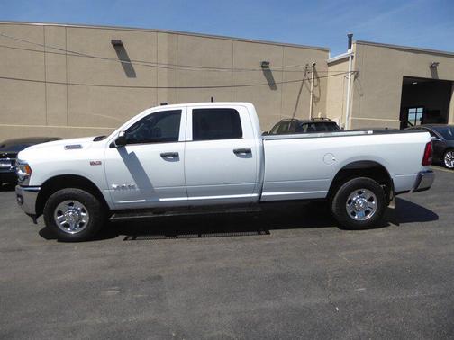 Bright White Clearcoat 2022 RAM 2500 Tradesman Crew Cab 4x4 8' Box
