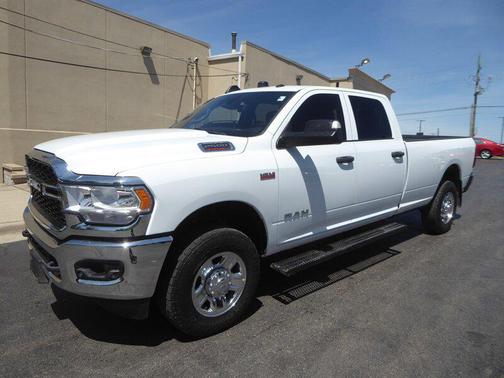 Bright White Clearcoat 2022 RAM 2500 Tradesman Crew Cab 4x4 8' Box