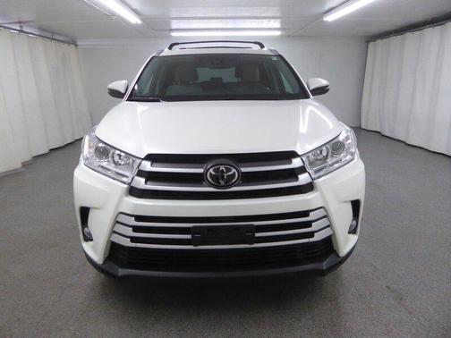Midnight Black Metallic 2019 Toyota Highlander XLE