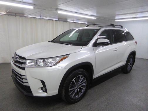 Midnight Black Metallic 2019 Toyota Highlander XLE