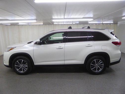 Midnight Black Metallic 2019 Toyota Highlander XLE