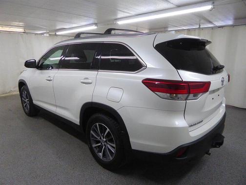 Midnight Black Metallic 2019 Toyota Highlander XLE