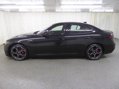 Vulcano Black Metallic 2022 Alfa Romeo Giulia Veloce