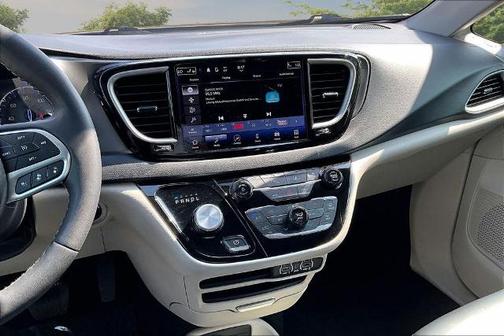 Bright White Clearcoat 2023 Chrysler Pacifica TOURING L