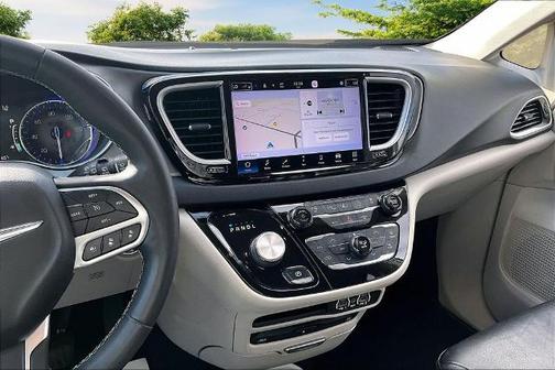 Bright White Clearcoat 2022 Chrysler Pacifica TOURING L