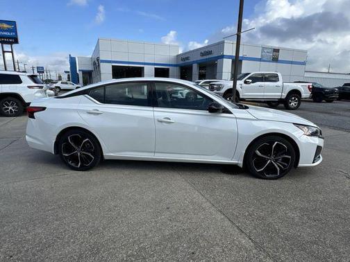 Pearl White Tricoat 2024 Nissan Altima SR FWD