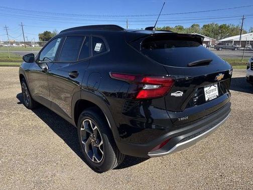 Mosaic Black Metallic 2026 Chevrolet Trax LT
