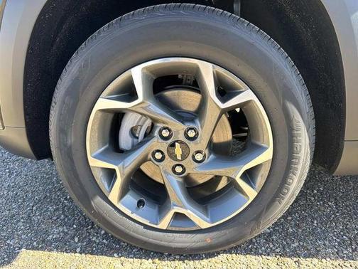 Mosaic Black Metallic 2026 Chevrolet Trax LT