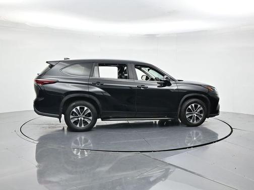 Midnight Black Metallic 2024 Toyota Highlander XLE