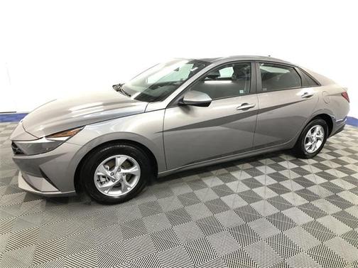 Photo 5 of 27 of 2021 Hyundai Elantra SE