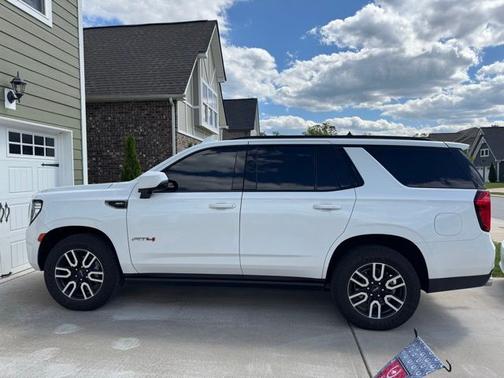 Summit White 2023 GMC Yukon AT4