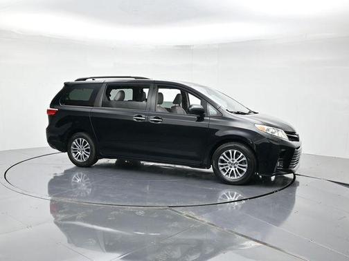 2018 Toyota Sienna XLE