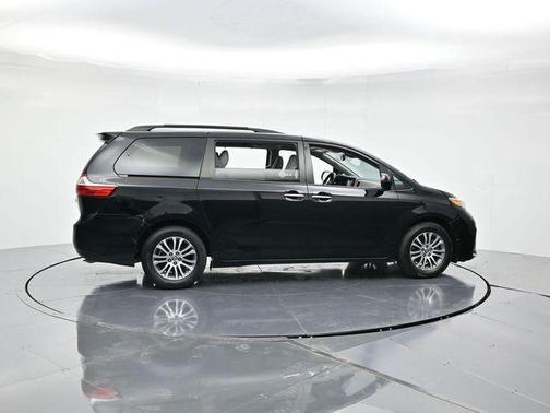 2018 Toyota Sienna XLE