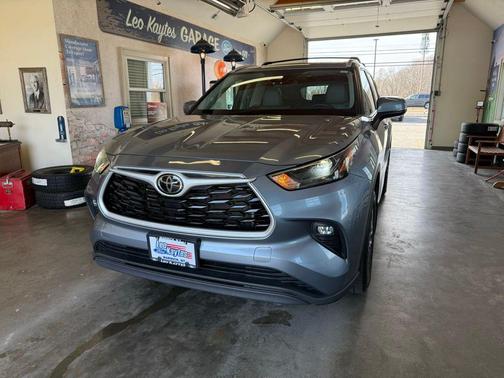 Moon Dust 2023 Toyota Highlander XLE