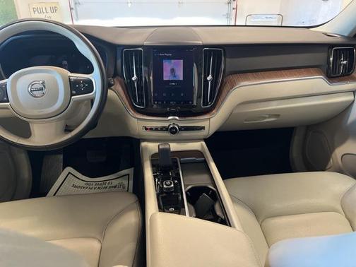 2022 Volvo XC60 B5 Momentum