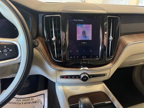 2022 Volvo XC60 B5 Momentum