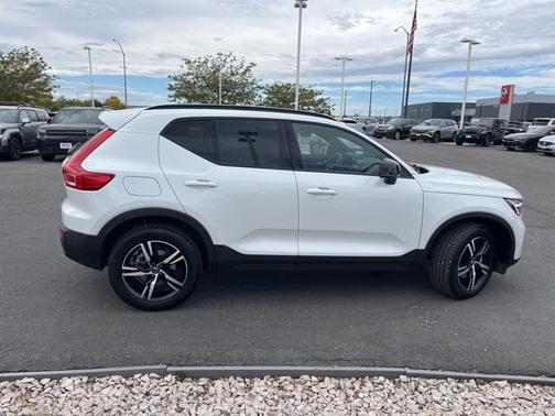 2023 Volvo XC40 B5 Plus Dark Theme