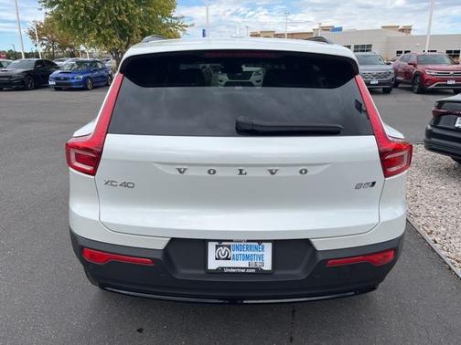 2023 Volvo XC40 B5 Plus Dark Theme