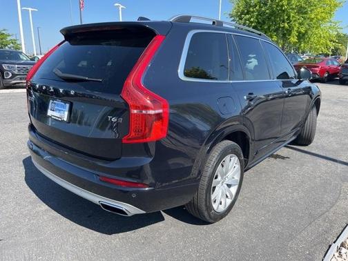 2016 Volvo XC90 T6 Momentum
