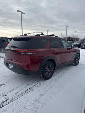 2022 Nissan Pathfinder SV