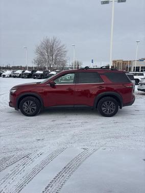2022 Nissan Pathfinder SV