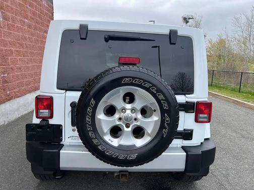 Bright White Clearcoat 2014 Jeep Wrangler Unlimited Sahara